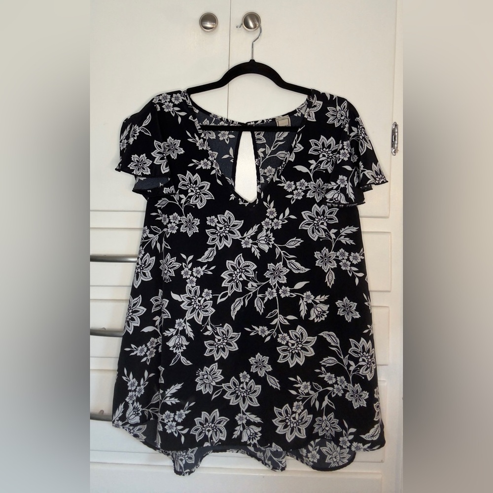 Lilian Flutter Sleeve Floral Black and White Plus Size Women's Top